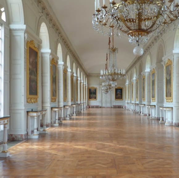 Meet your Posher, Palace - Picture 2 of 3